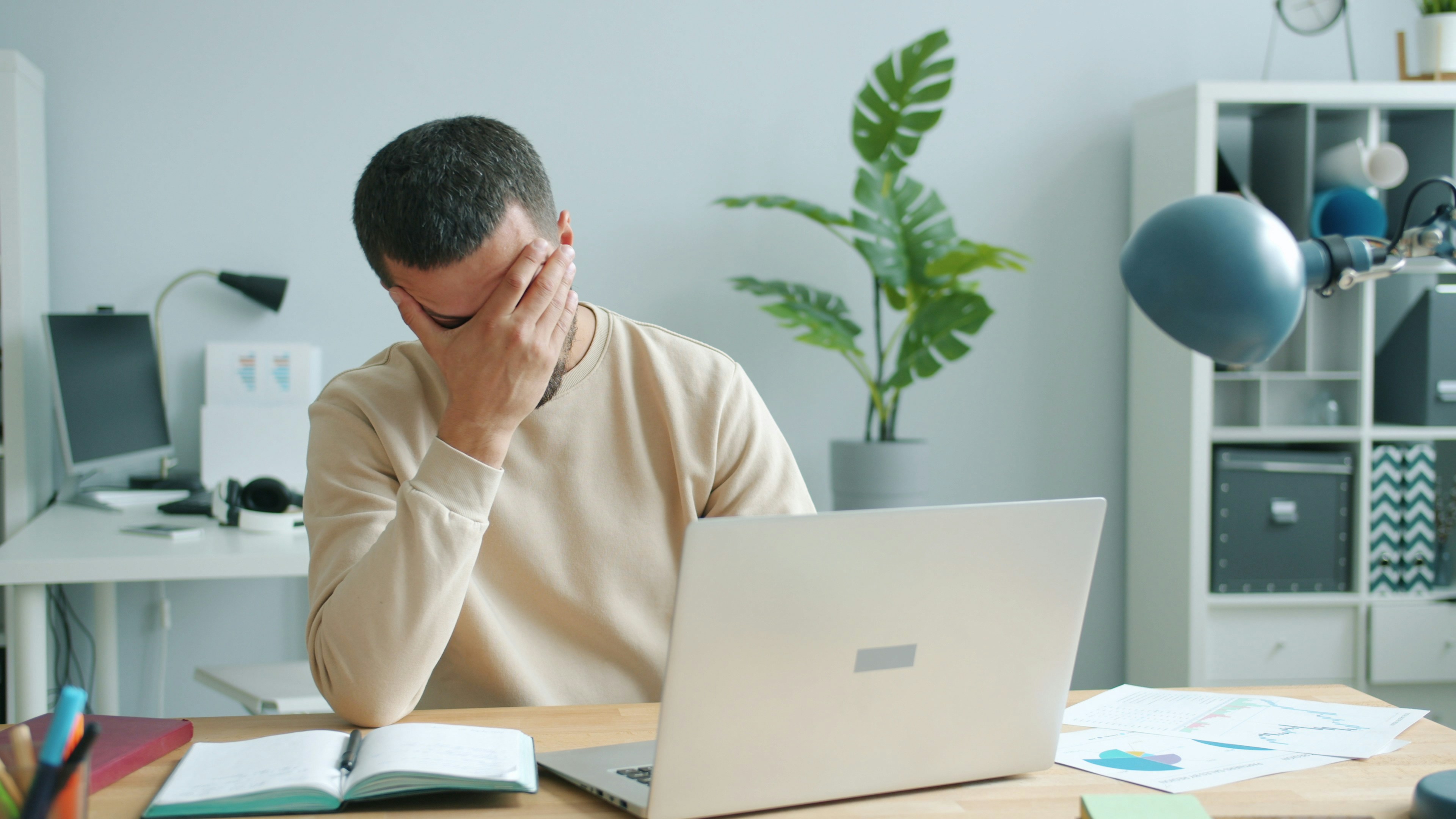 Gestresste Person am Schreibtisch